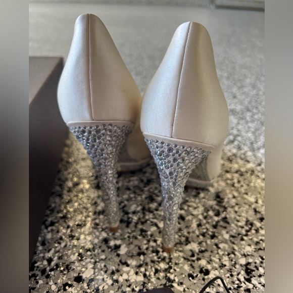 Brian Atwood white satin pumps with crystal - Picture 1 of 7
